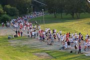 Menschen im Olympiapark (Foto: Martin Schmitz)